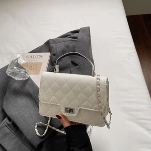 Elegante weiße Stepptasche mit goldener Kette und Griff für Damen im Trend