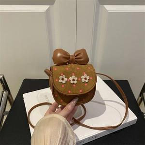 Mini sac bandoulière rétro marron avec grand nœud et accents floraux blancs