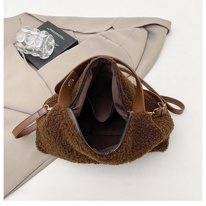 Detailansicht der braunen Plüschtasche mit Innentasche und Leder-Schultergurt