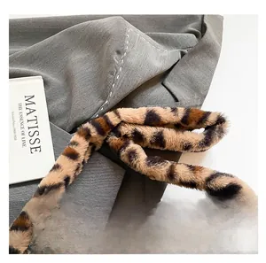 Vue macro détaillée de la texture douce en fausse fourrure léopard sur un sac à main chic