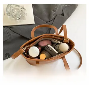 Vue intérieure du sac fourre-tout en similicuir marron avec compartiments spacieux