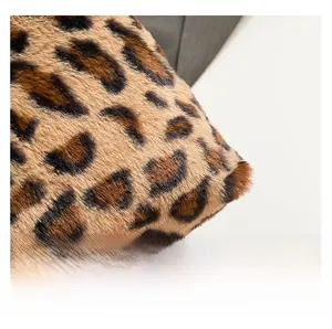 Vue macro détaillée de la fausse fourrure douce avec motif léopard sur un sac à main