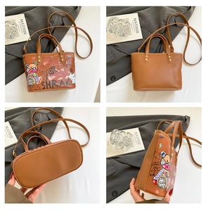 Vues détaillées du sac cabas marron avec imprimés graffiti colorés et bandoulière réglable
