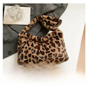 Texture détaillée du sac à main en fausse fourrure léopard avec un smartphone pour échelle