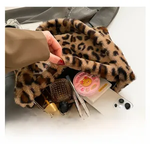 Vue intérieure détaillée du sac cabas en peluche léopard montrant sa grande capacité