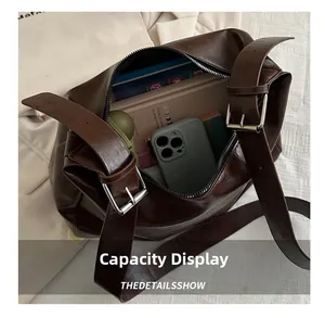 Vue intérieure montrant la grande capacité du sac fourre-tout rétro en cuir marron