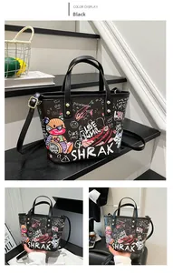 Détails du sac cabas graffiti noir avec motifs d'ours colorés et boucles dorées