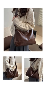 Détail du sac hobo rétro marron foncé montrant la texture cirée et la large bandoulière
