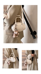 Détail du sac à main crème en similicuir avec motifs ours en relief et charme en peluche