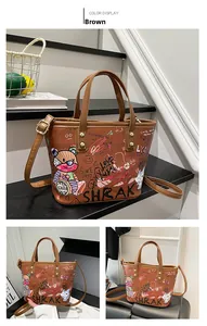 Vue détaillée du sac cabas marron avec graffitis street art et bandoulière longue amovible