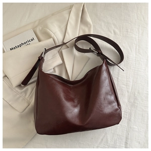 Détail du sac à bandoulière en cuir PU rouge vin brillant avec sangle réglable
