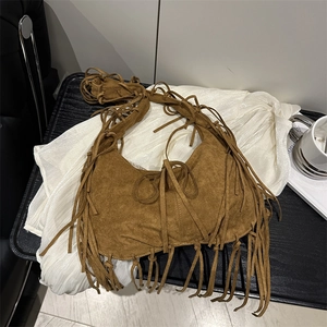 Sac hobo vintage en daim marron avec franges bohèmes et bandoulière réglable pratique