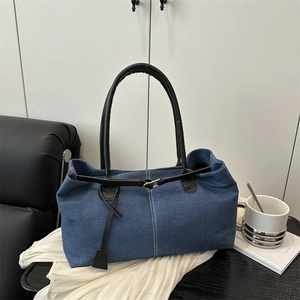 Borsa tote in denim blu con cinturini in pelle nera e fibbia dorata vintage