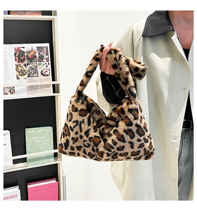 Gros plan du sac à main léopard en peluche avec texture douce en fausse fourrure