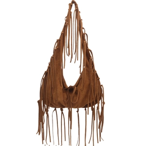 Sac à bandoulière en daim marron avec franges bohèmes et forme de croissant épurée