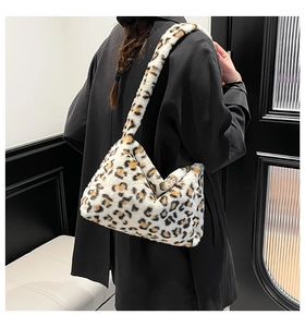 Détail du sac bandoulière en fausse fourrure léopard avec une large sangle chic