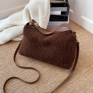 Braune Fleece-Schultertasche mit Lederriemen in einer gemütlichen Herbstszenerie