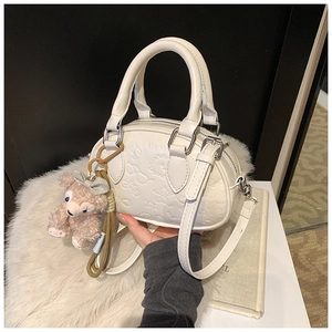Sac bandoulière blanc en similicuir gaufré avec motif dessin animé et charm peluche
