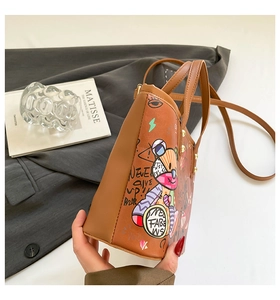 Vue détaillée du sac cabas en cuir marron avec graffiti d'ours artistique et imprimés colorés