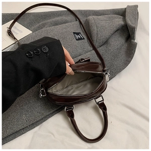 Sac bandoulière demi-lune en cuir brillant marron foncé avec sangle réglable et poignées