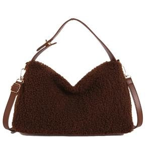 Borsa a spalla marrone scuro in morbido peluche con tracolla in pelle e finiture dorate