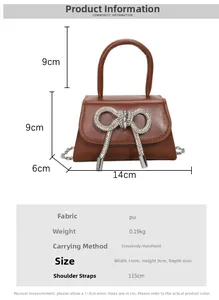 Détail d'un mini sac à main marron en cuir PU avec nœud en strass et bandoulière chaîne