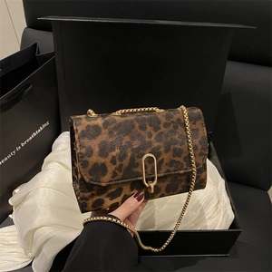 Fashionable leopard print shoulder bag with gold chain strap and U-shaped metal buckle