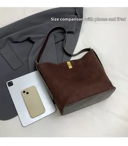 Comparaison de taille du sac fourre-tout marron avec tablette et téléphone portable