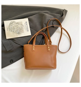 Vue détaillée du sac cabas marron vintage avec imprimés et bandoulière réglable