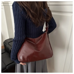 Gros plan du sac hobo bordeaux élégant montrant son grand design et sa texture en cuir