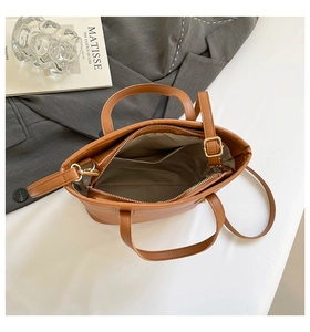 Détail de l'intérieur du sac en similicuir marron avec poche zippée dorée et bandoulière