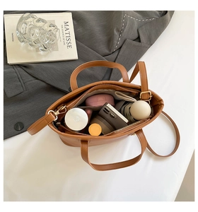 Détails intérieurs du grand sac marron en cuir PU montrant sa capacité de rangement