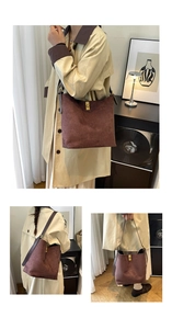 Gros plan du sac seau bordeaux en daim avec fermoir doré et texture mate élégante