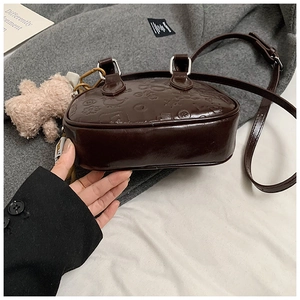 Détail du mini sac bandoulière marron avec gaufrage dessin animé et breloque ours