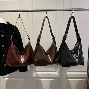 Grands sacs cabas en cuir brillant minimalistes bordeaux, marron et noir chic femme
