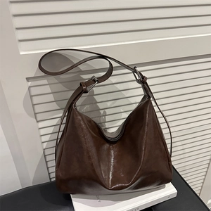 Sac cabas vintage marron foncé en cuir brillant avec bandoulière à boucle argentée