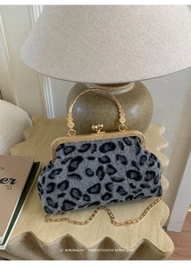 Détail du sac de soirée en peluche léopard gris avec fermoir doré vintage et chaîne