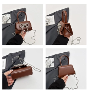 Vues détaillées d'un mini sac en cuir verni marron avec un nœud en strass et chaîne argentée
