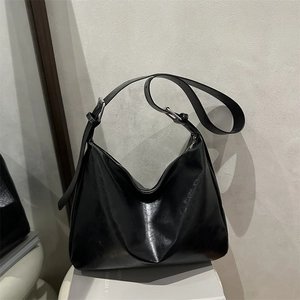 Sac hobo chic en cuir noir brillant avec bandoulière large à boucle argentée