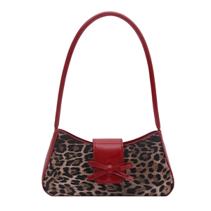 Sac à bandoulière léopard vintage avec bordure en cuir verni rouge et nœud