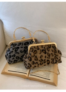 Détail de sacs coquillage en peluche léopard avec poignées dorées ornées et chaîne métal