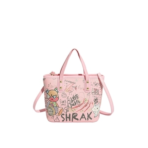 Sac fourre-tout graffiti rose avec motif ours et bandoulière sur fond blanc uni