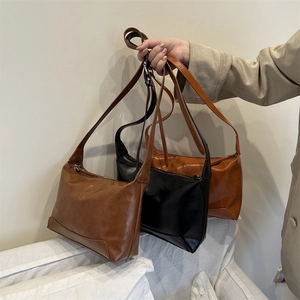 Retro large capacity matte leather tote bag in black and brown colors with shoulder strap