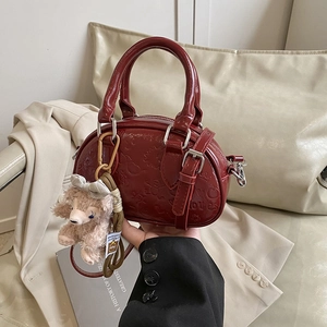 Sac à main en cuir verni bordeaux avec gaufrage dessin animé et charme de chiot