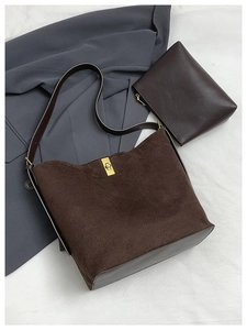 Détail d'un cabas en daim marron foncé avec fermoir doré et pochette zippée assortie