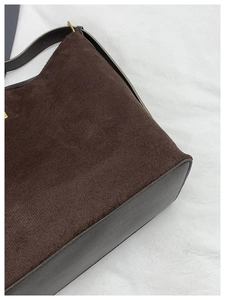 Détail du sac cabas marron foncé avec texture daim et boucles métalliques dorées