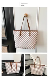 Dettaglio della borsa tote monogramma bianca con manici in pelle marrone e lifestyle