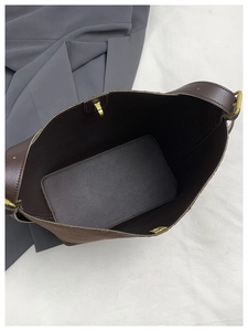 Détail du sac fourre-tout marron foncé avec doublure en daim et fermoir magnétique doré