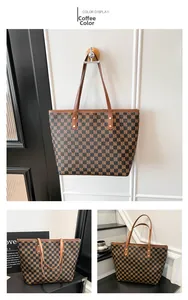 Dettaglio borsa tote a scacchi caffè con tracolla vintage e borchie dorate lucide