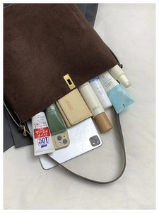 Intérieur du sac cabas marron foncé montrant l'espace pour tablette et maquillage